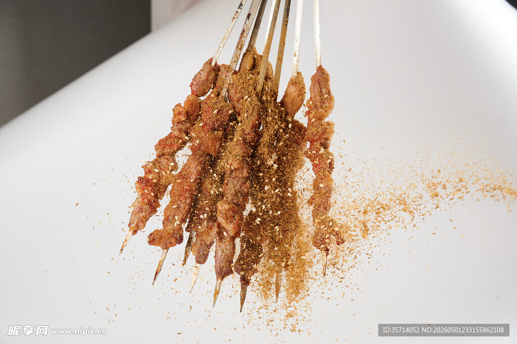 美味烤肉串散发诱人香气