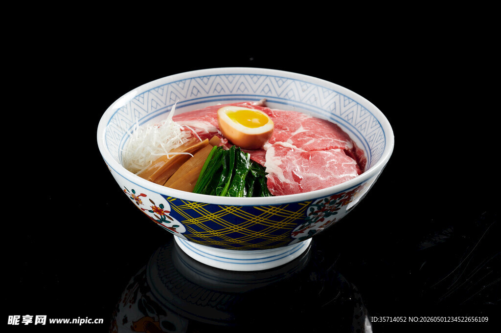 日式海鲜盖饭美味诱人