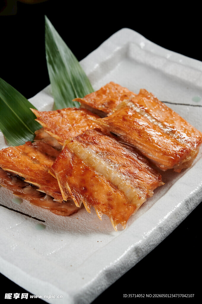 日式烤鱼摆盘特写