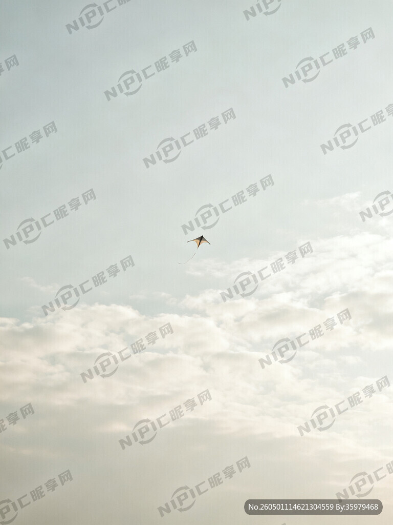 极简文艺治愈画风 轻柔云层铺垫