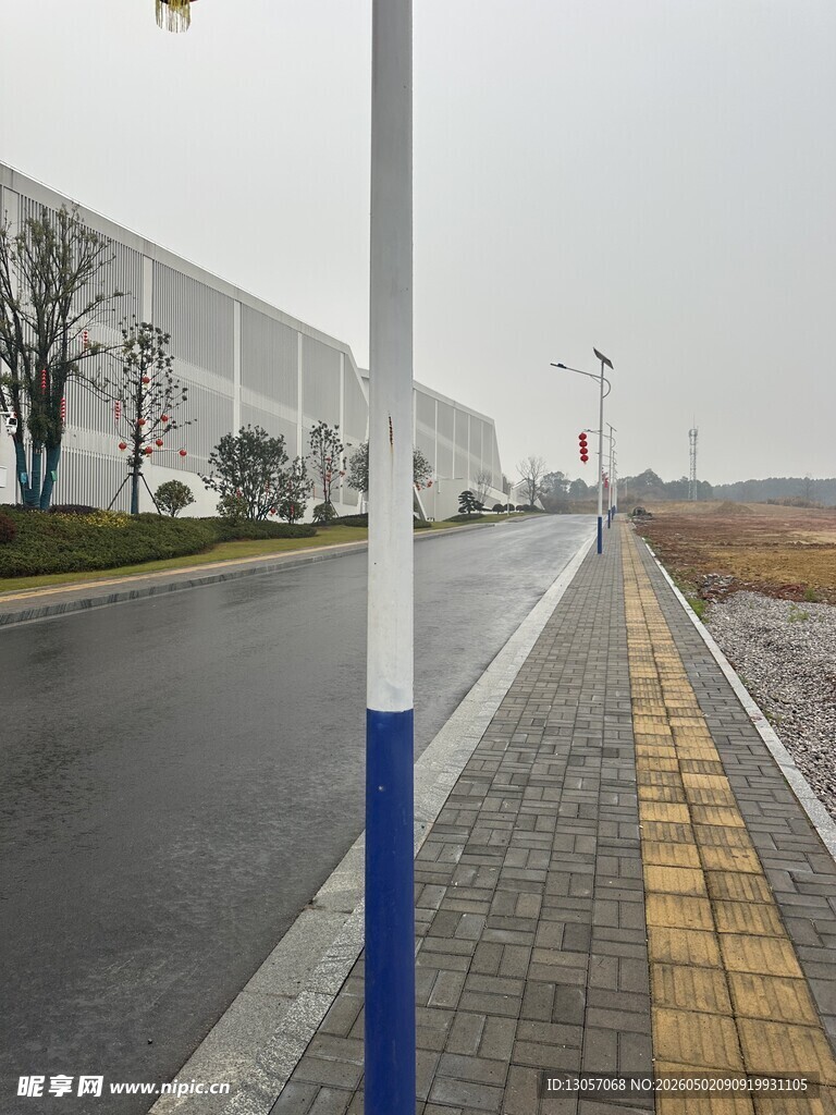 空旷道路旁的人行道景观