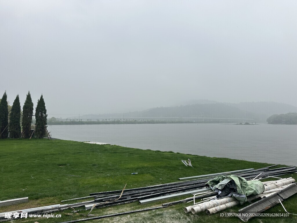 湖畔草地风景