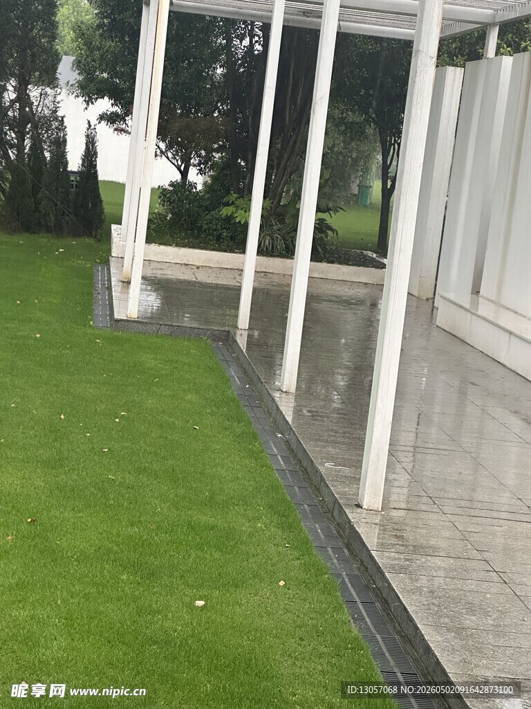 户外露台旁的翠绿人造草坪