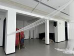 空旷室内装修施工场景