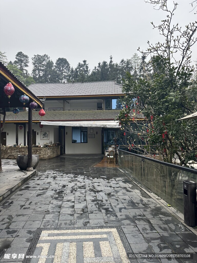 雨中古朴庭院石板路