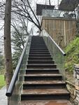 林间木质阶梯通往小屋