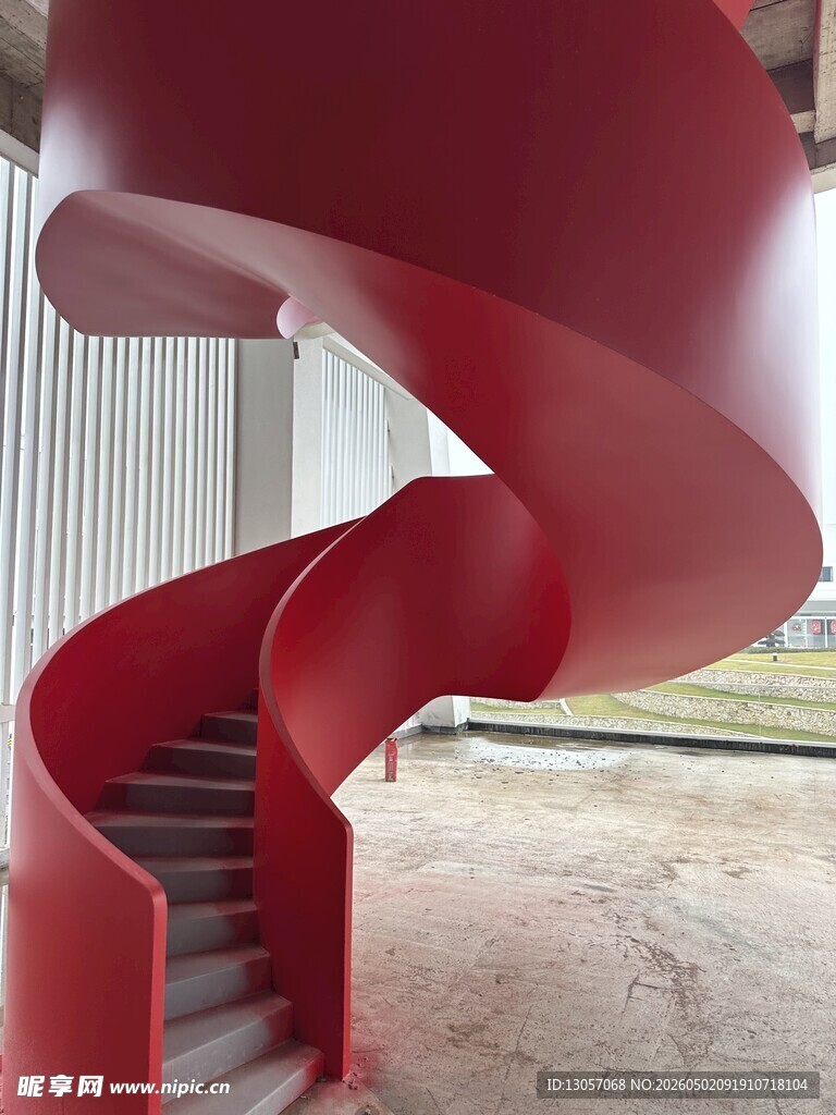 红色螺旋楼梯建筑景观
