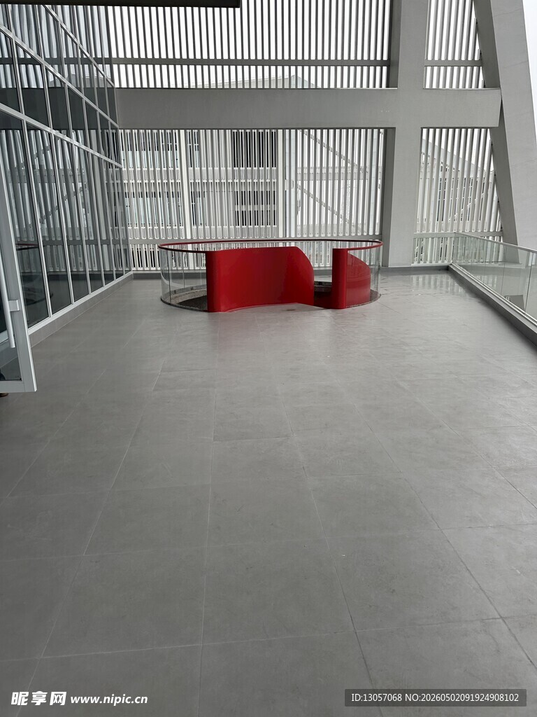 现代工业风室内空旷场地