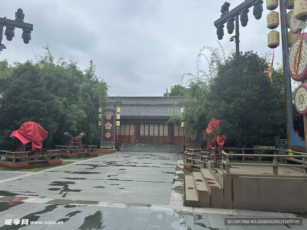 中式古风广场雨后景致