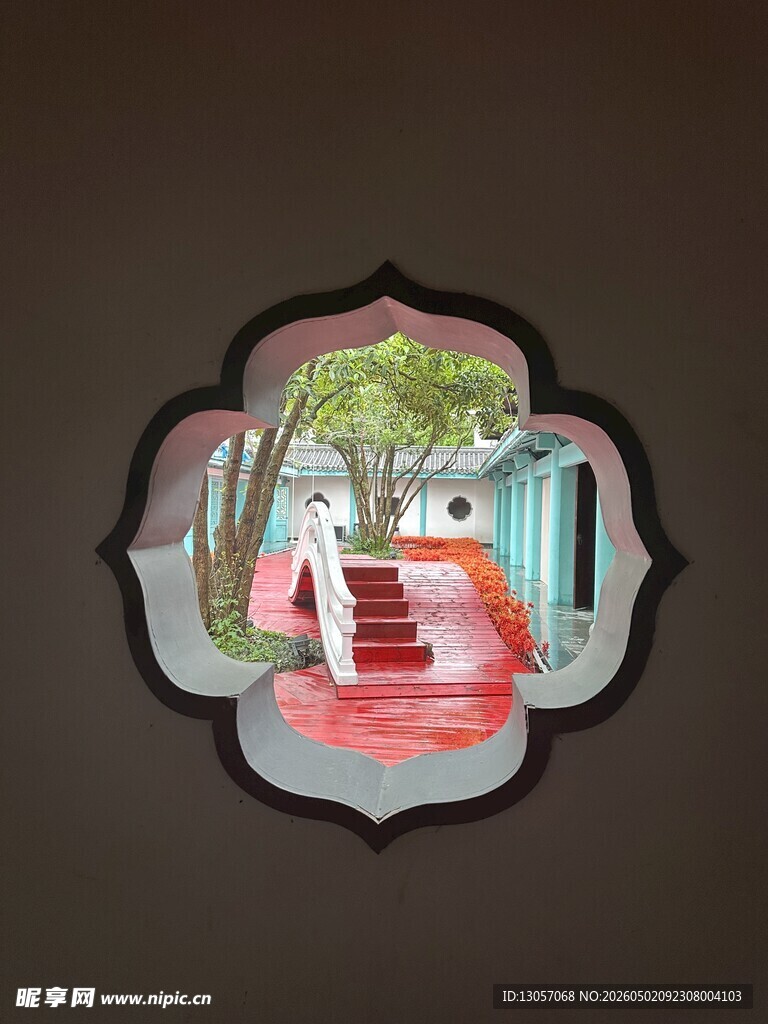 中式窗景中的古典人物画面