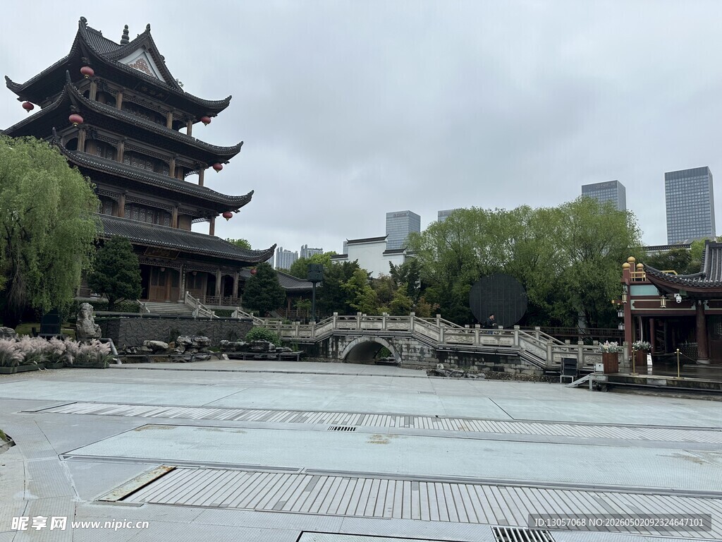 中式古建与现代城市景观