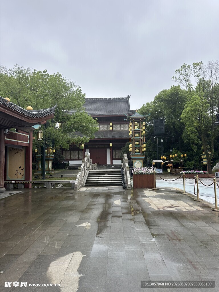 古寺庭院雨后景致