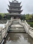 中式古桥旁的多层飞檐建筑