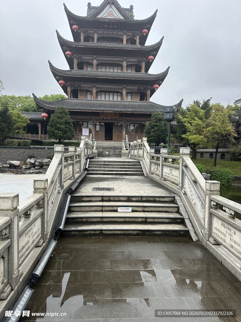 中式古桥旁的多层飞檐建筑