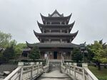 中式古塔楼与石桥景观