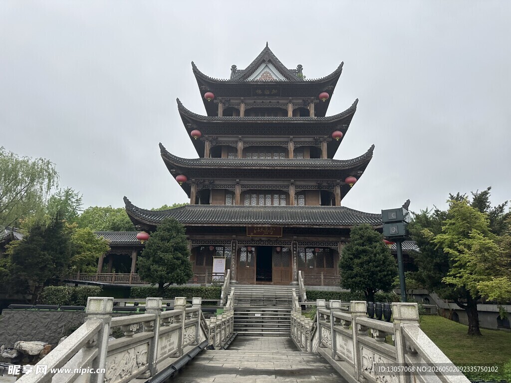 中式古塔楼与石桥景观