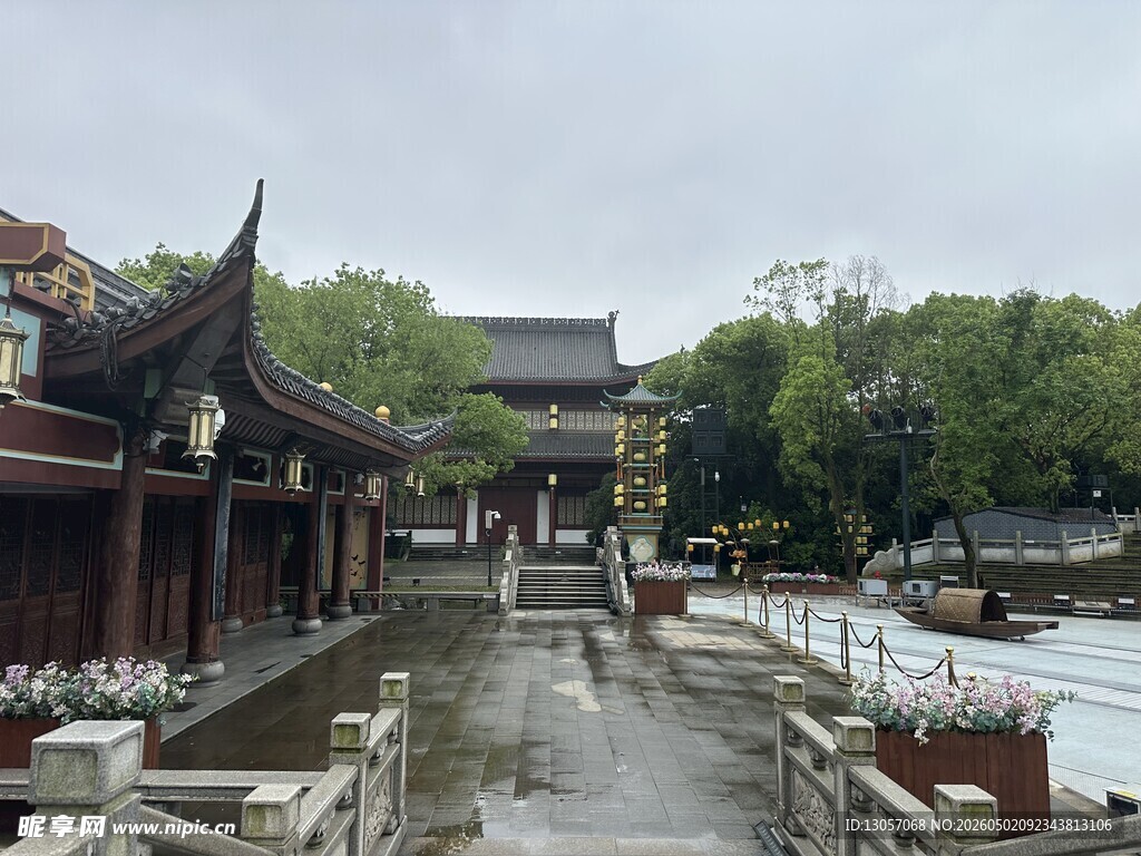 古雅中式建筑雨后景致