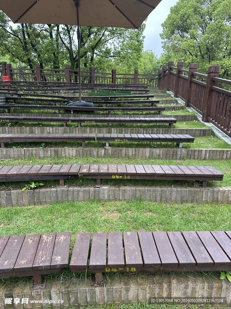 户外木质阶梯观景休憩处