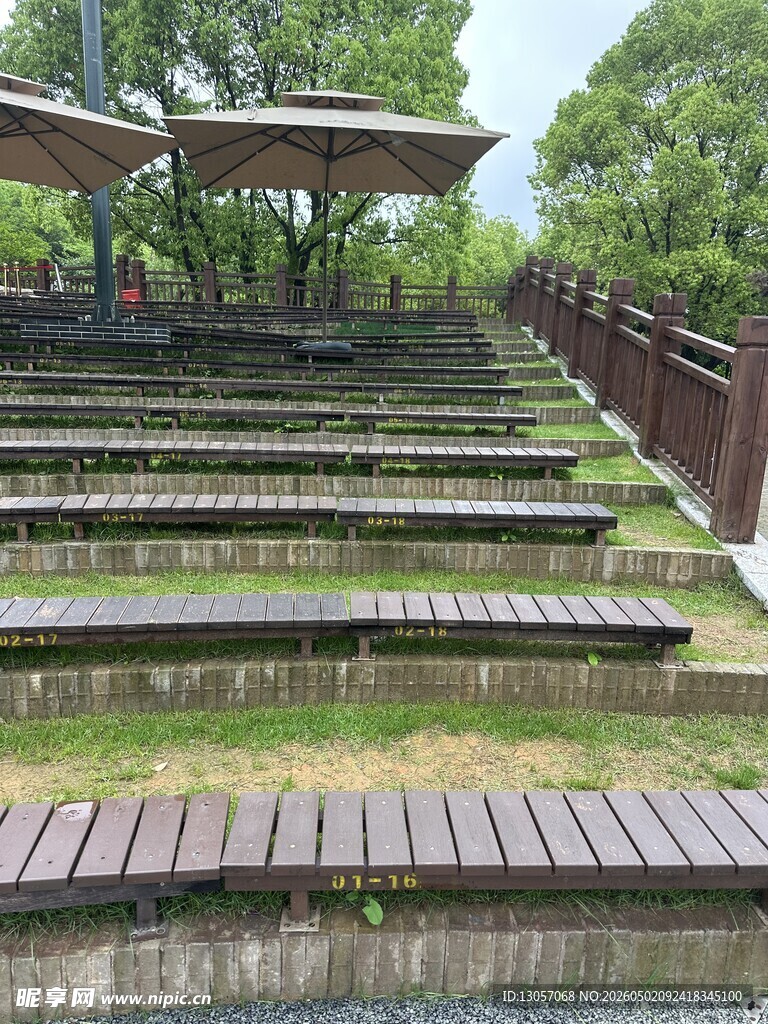 户外木质阶梯观景平台
