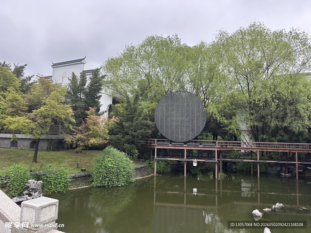 湖畔园林景致