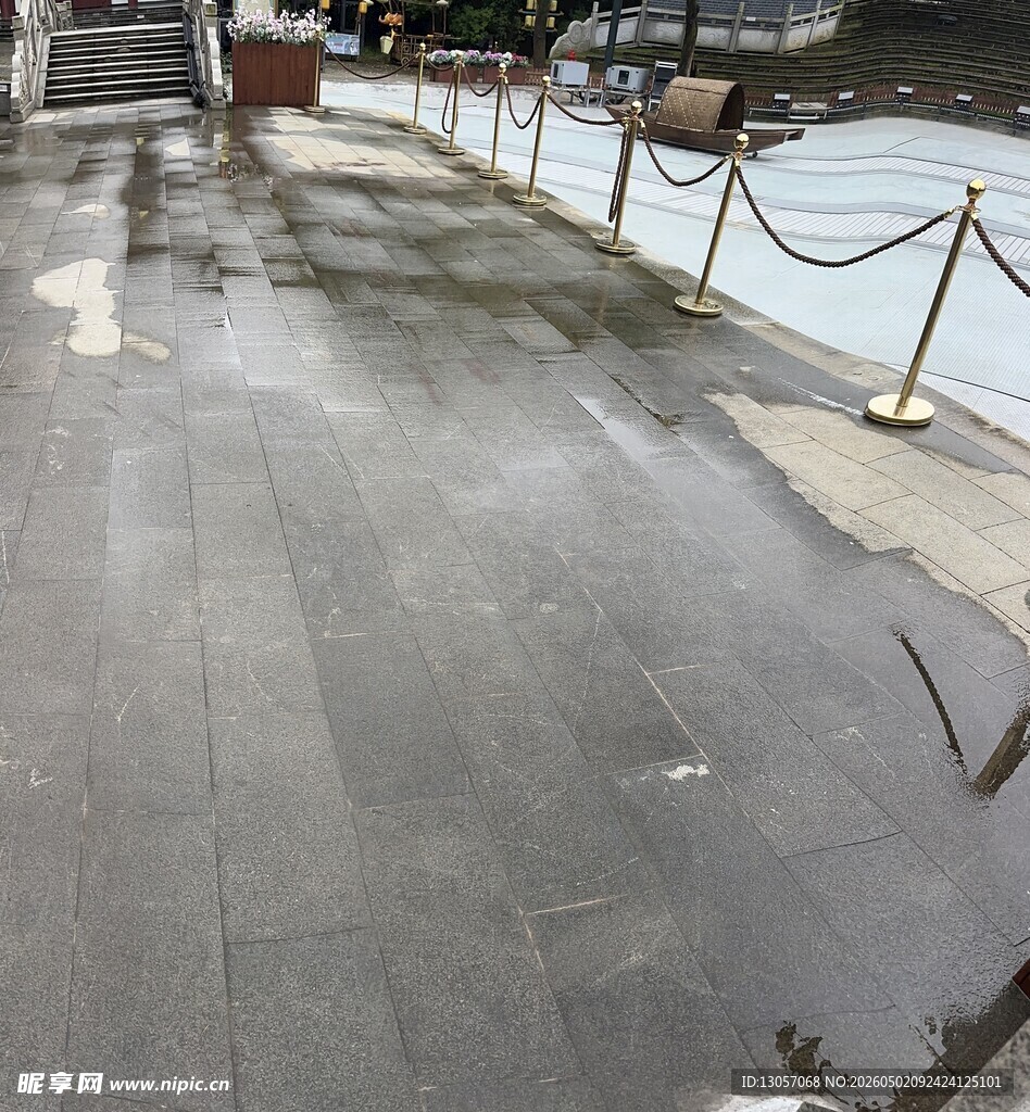 河边整洁的石板步道