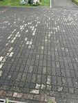 破损的路面砖块
