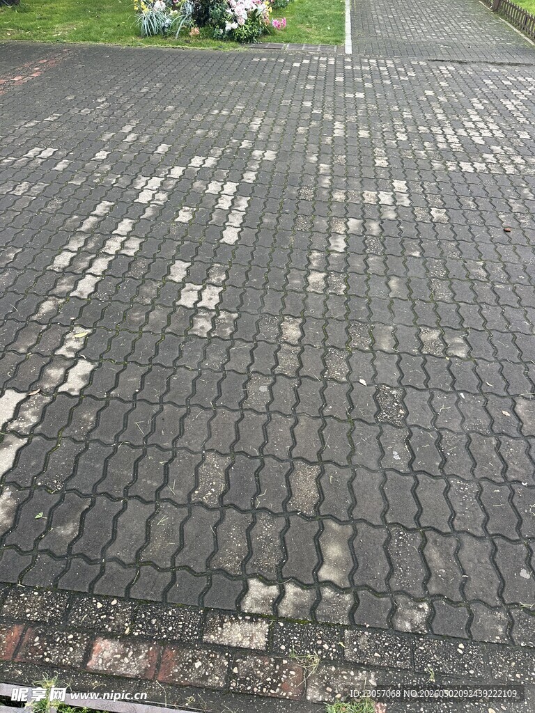 破损的路面砖块