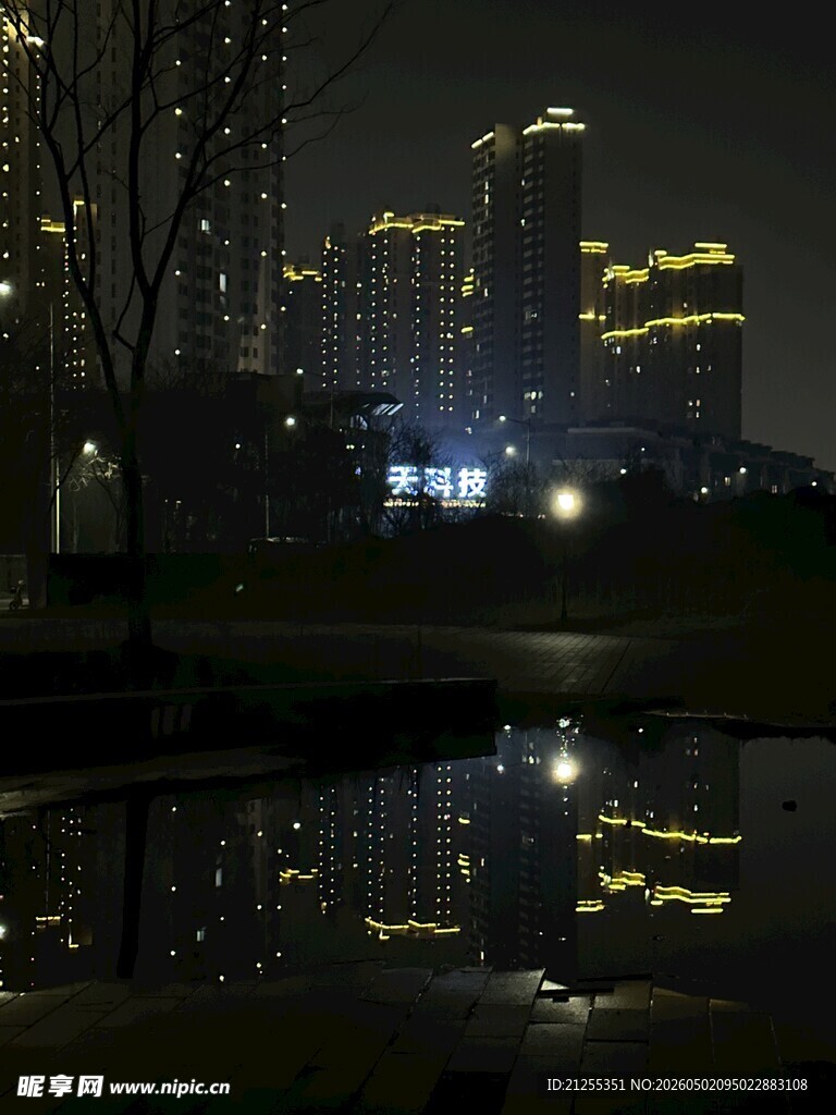 城市夜景中的静谧湖水倒影