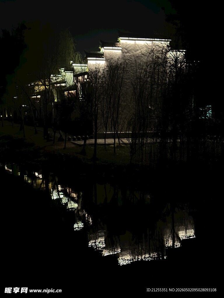 夜晚河畔灯光映照的景致