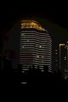 夜晚璀璨的摩天大楼