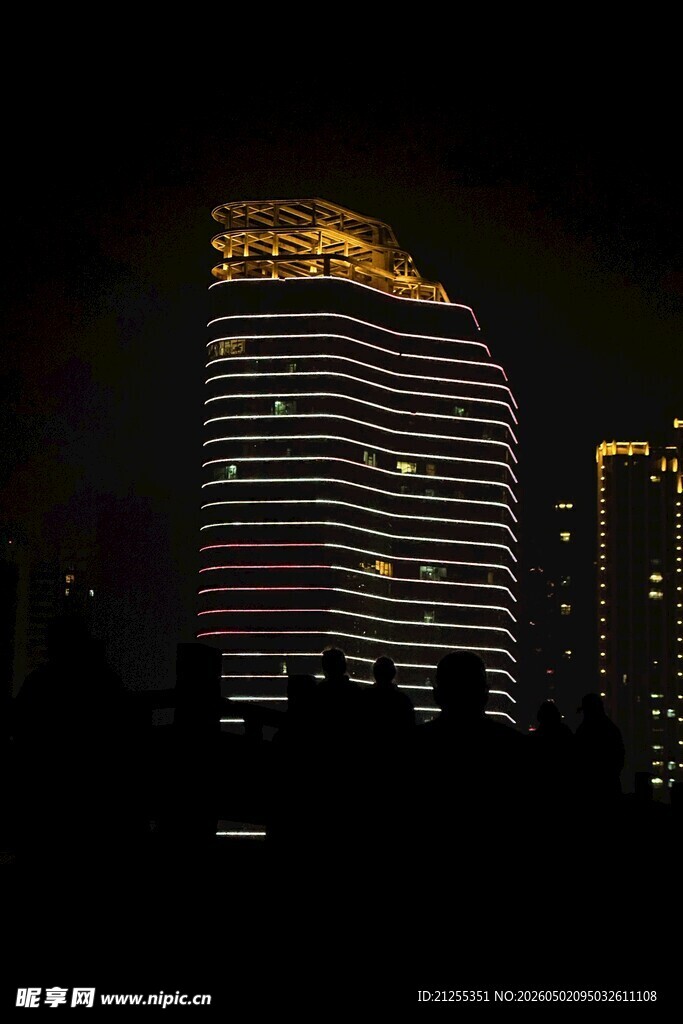 夜晚璀璨的摩天大楼