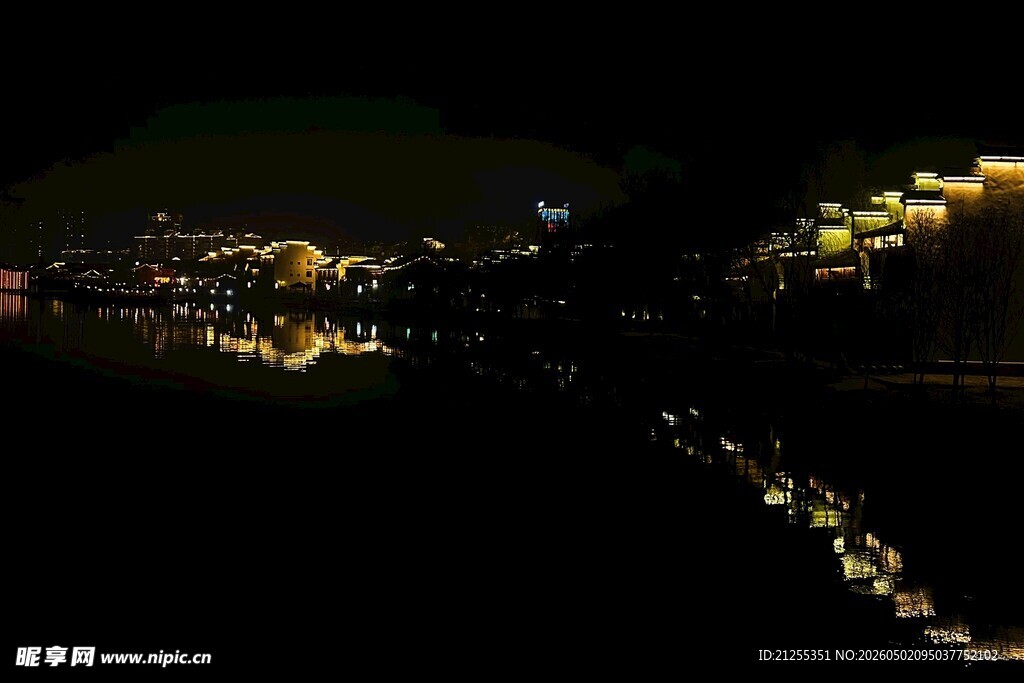 夜晚城市河畔灯光倒影