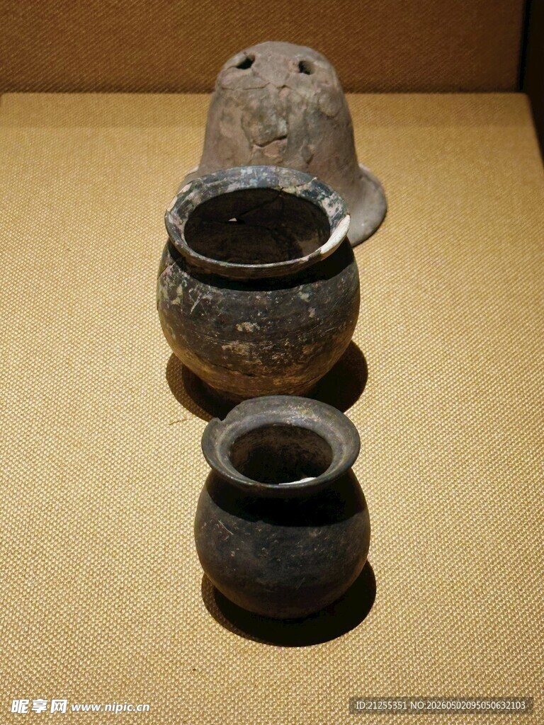 古代陶制容器组合展示