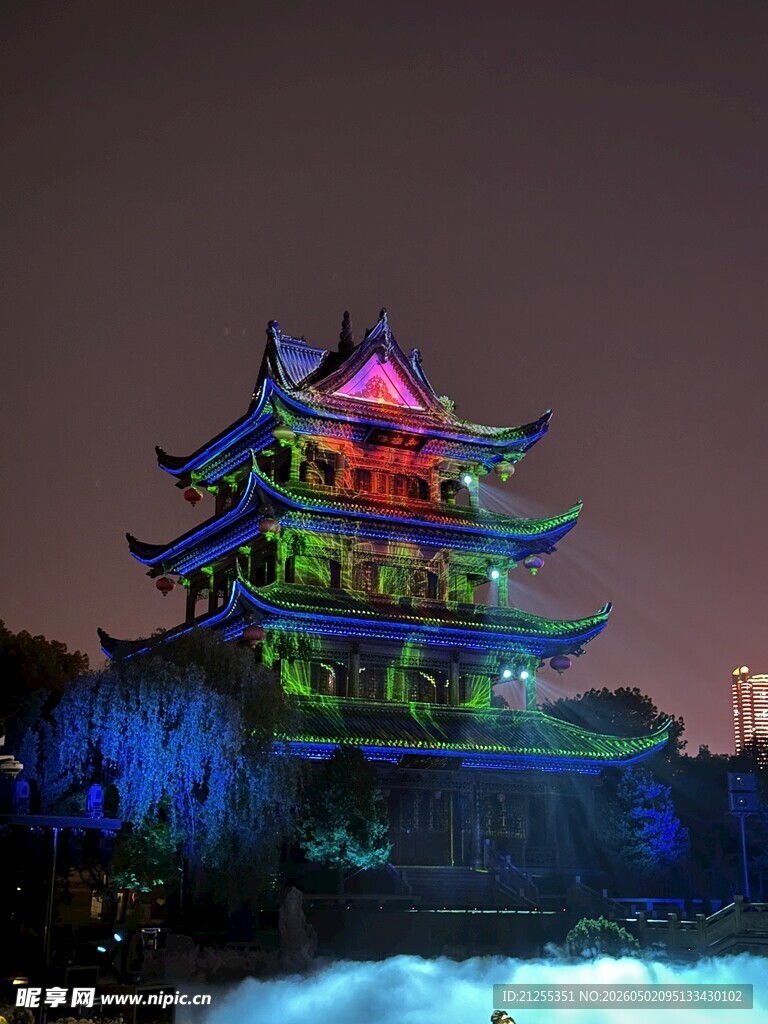 绚丽灯光下的古建筑夜景