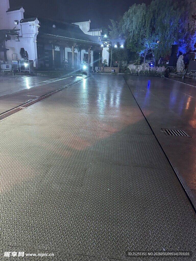 夜晚城市街道的静谧景象