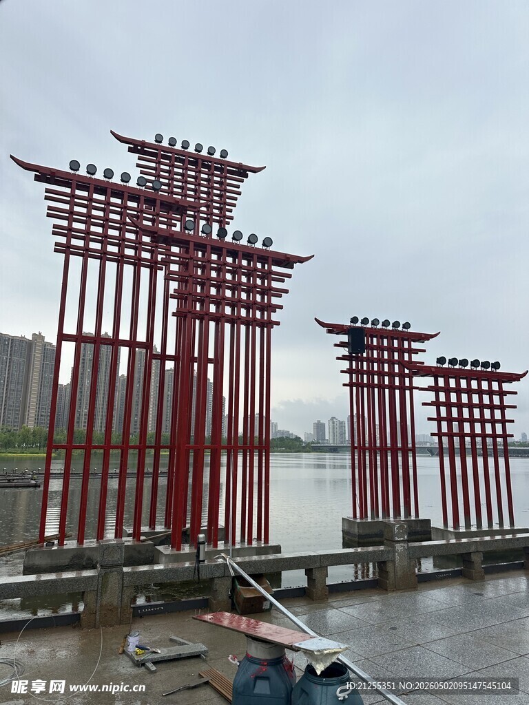 江边红色立柱景观建筑
