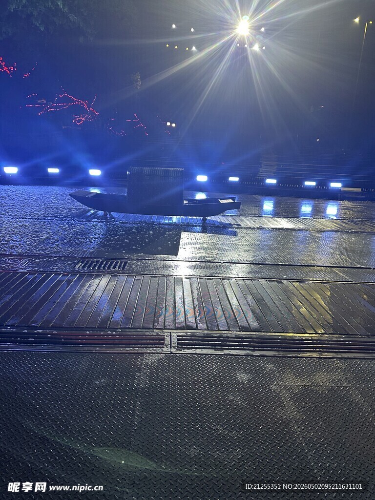 夜晚城市道路灯光景象