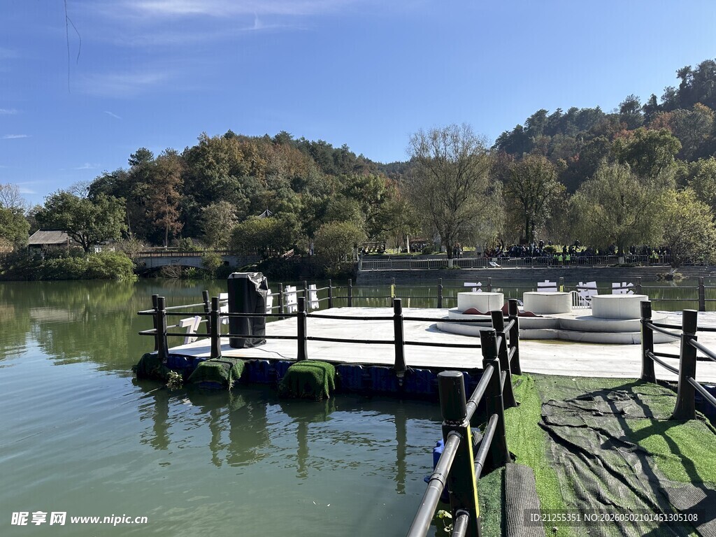 湖畔木质码头风景