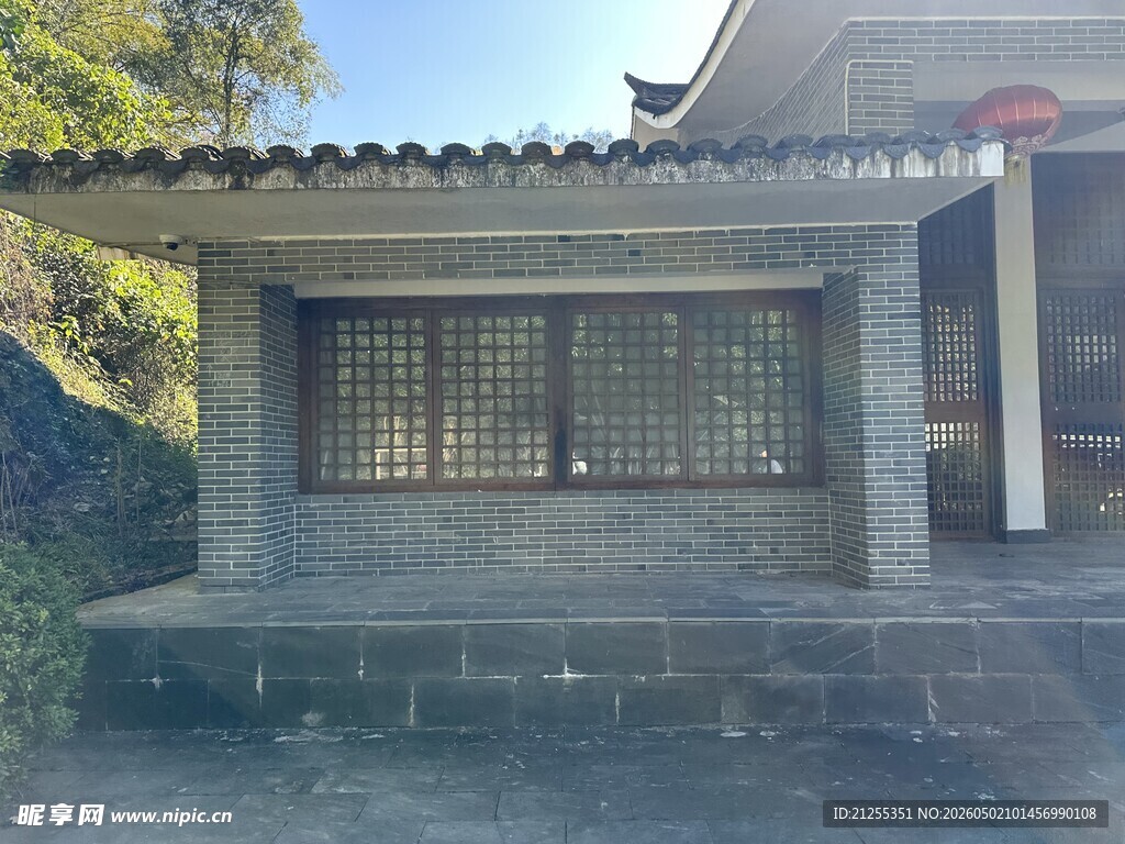 古朴中式建筑屋檐一角