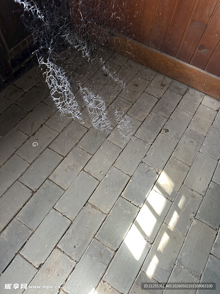 室内地面漏水场景