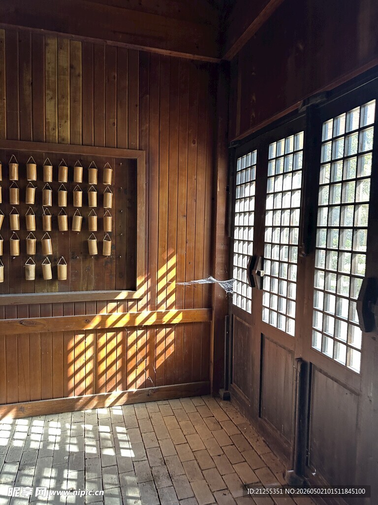 古雅室内洒进斑驳阳光
