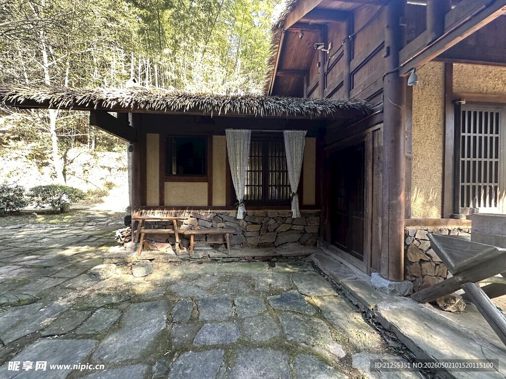 古朴木屋前的石板庭院