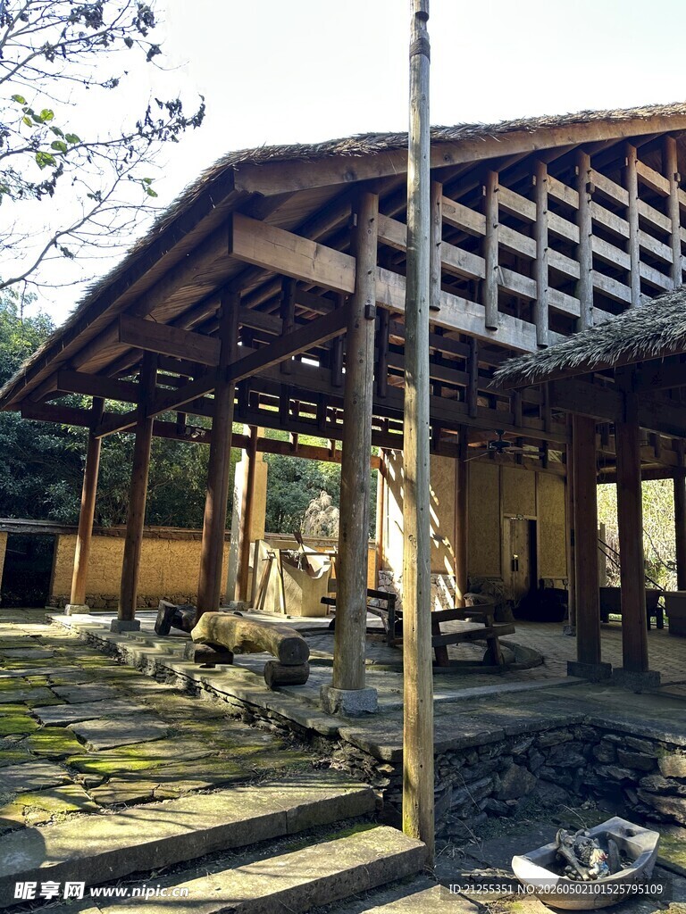 传统木质建筑古朴风貌