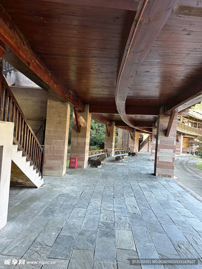 木质长廊的古朴建筑空间