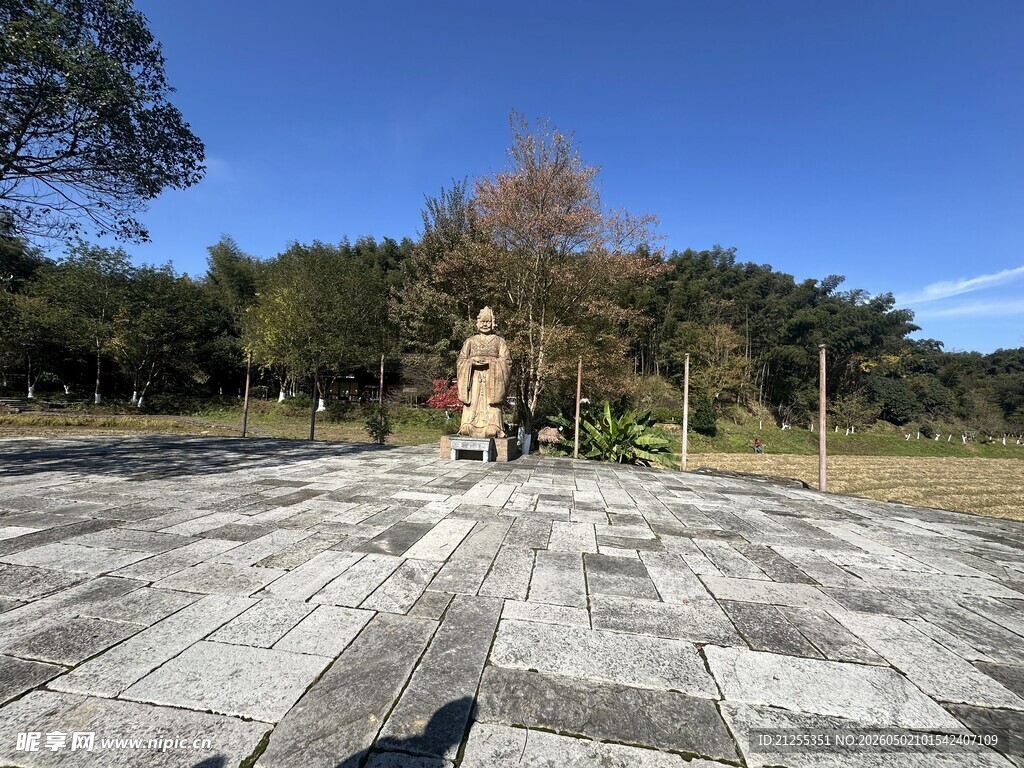 空旷场地中的孤独身影