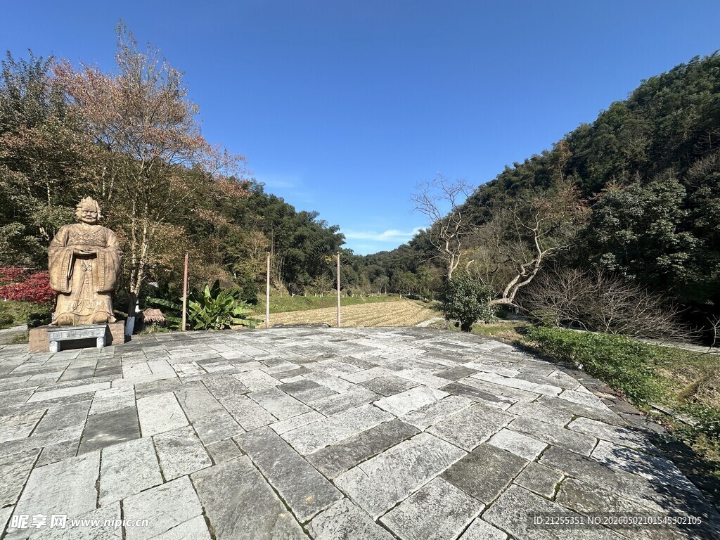 山间石径与古朴雕像