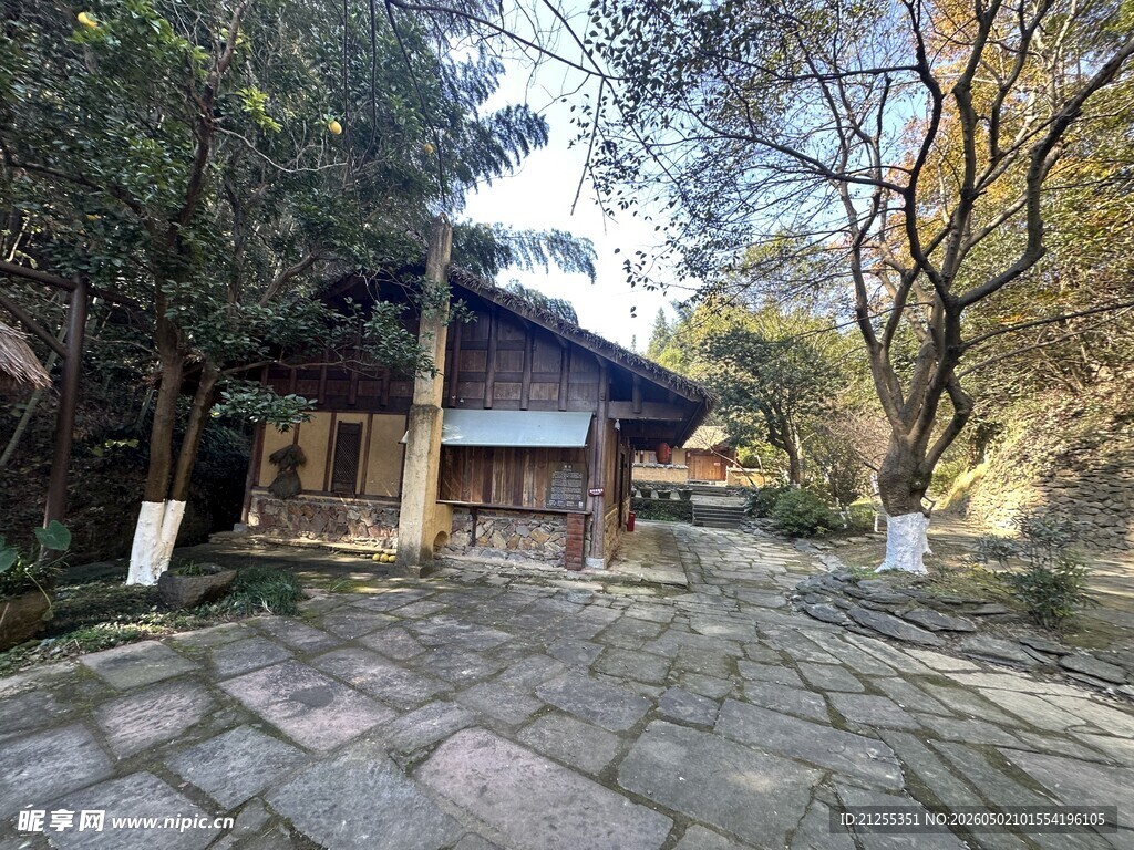 山林中的古朴小屋