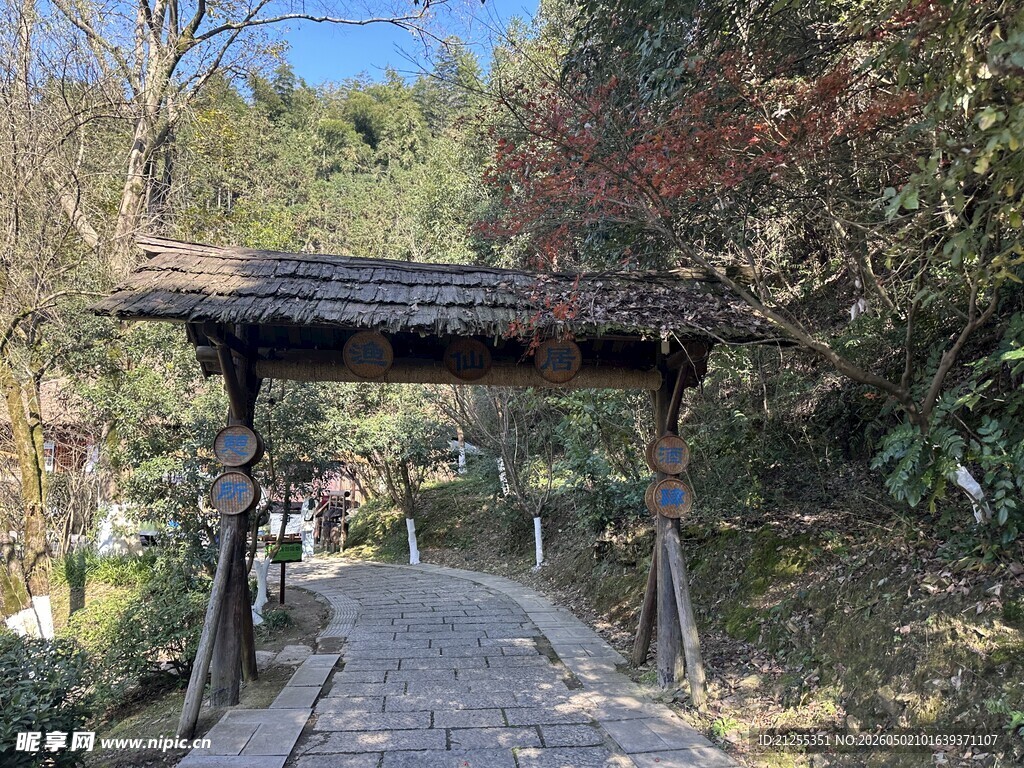 山林间古朴的木质廊桥