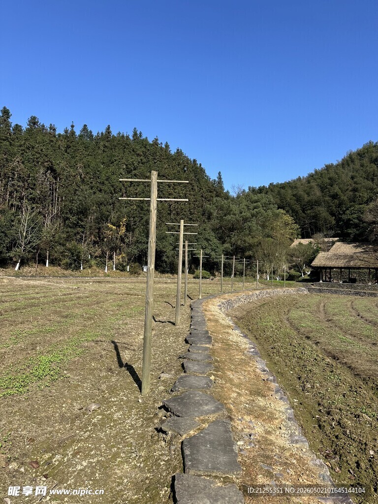 乡村田野间的灌溉水渠