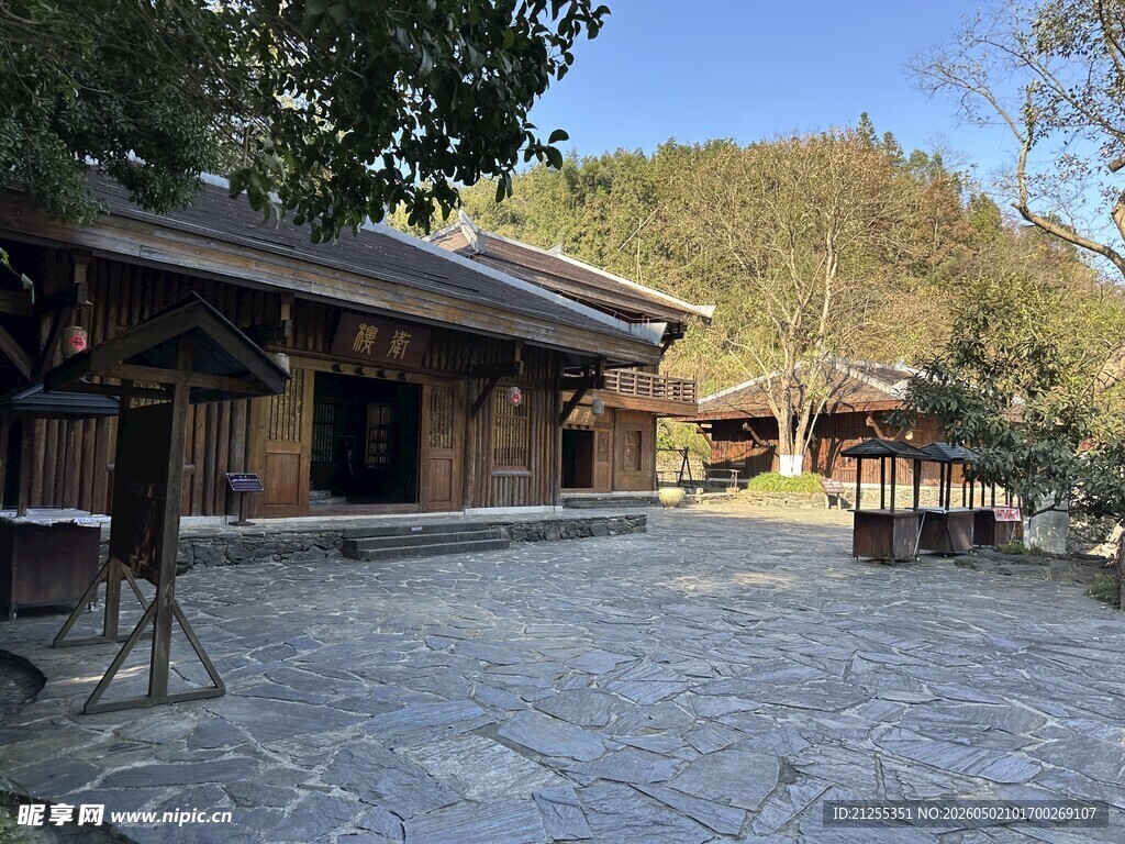 古朴木质庭院建筑景观